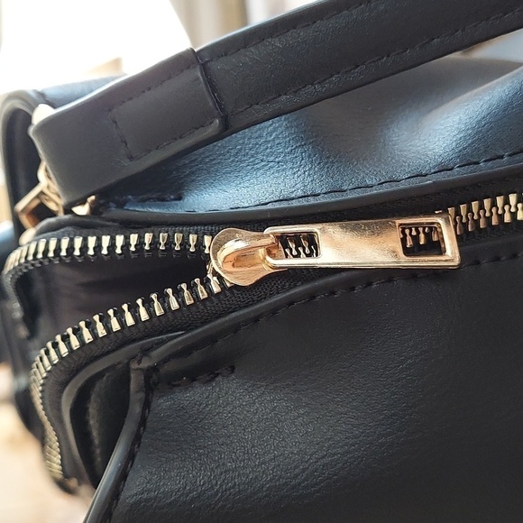 Halston purse. Size- 13,5x9x5 - Picture 8 of 8